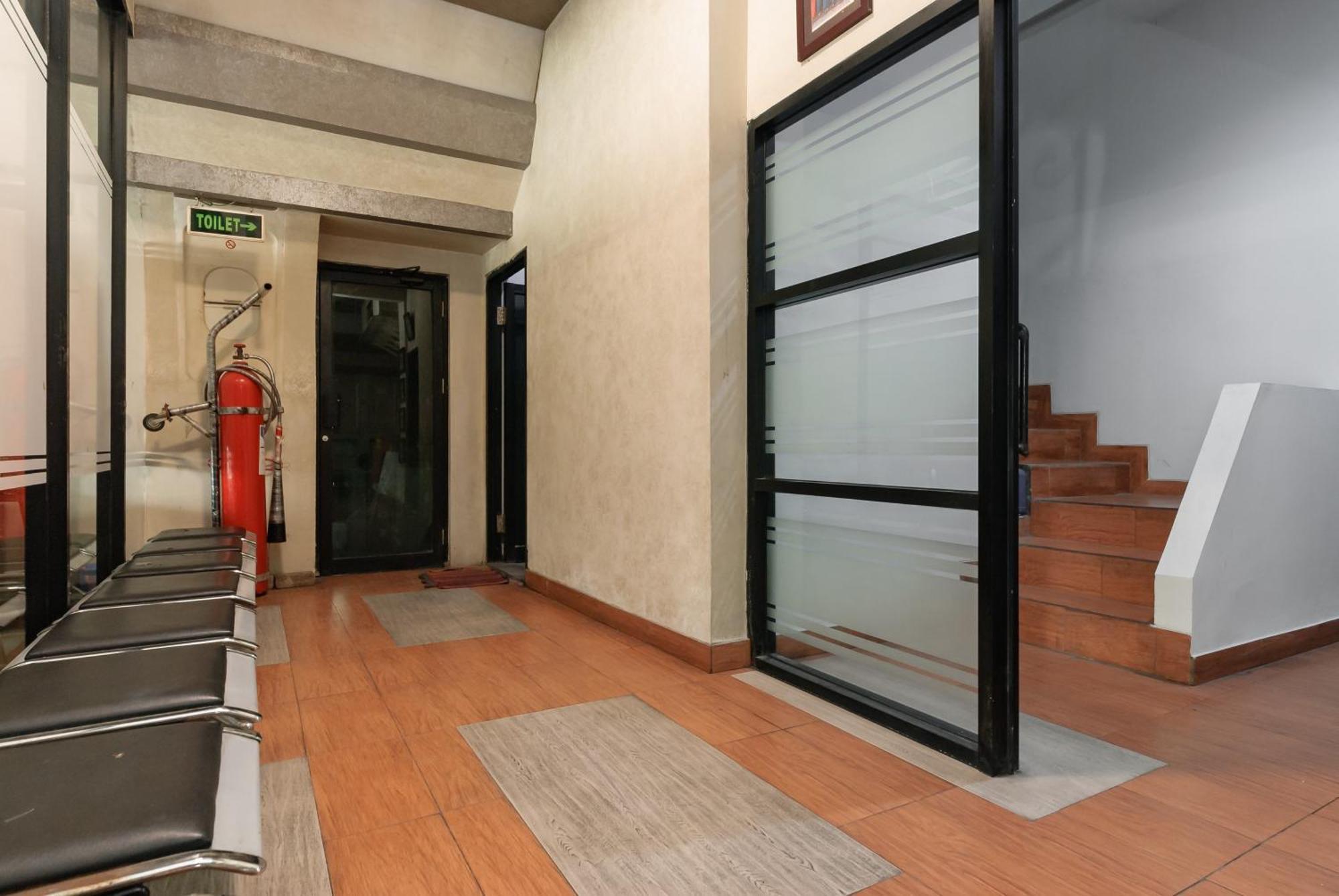 Reddoorz Near Mandaya Royal Hospital Puri Hotel Tangerang Kültér fotó