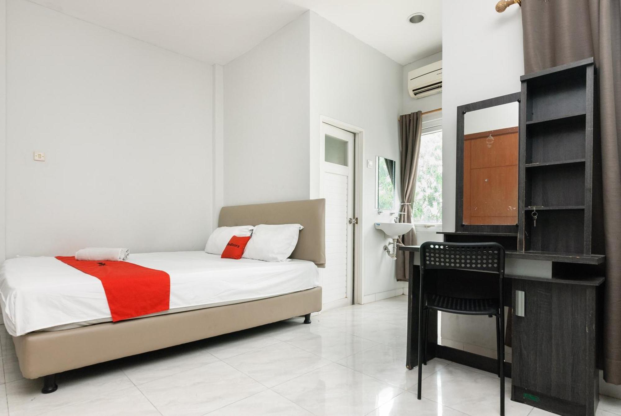 Reddoorz Near Mandaya Royal Hospital Puri Hotel Tangerang Kültér fotó