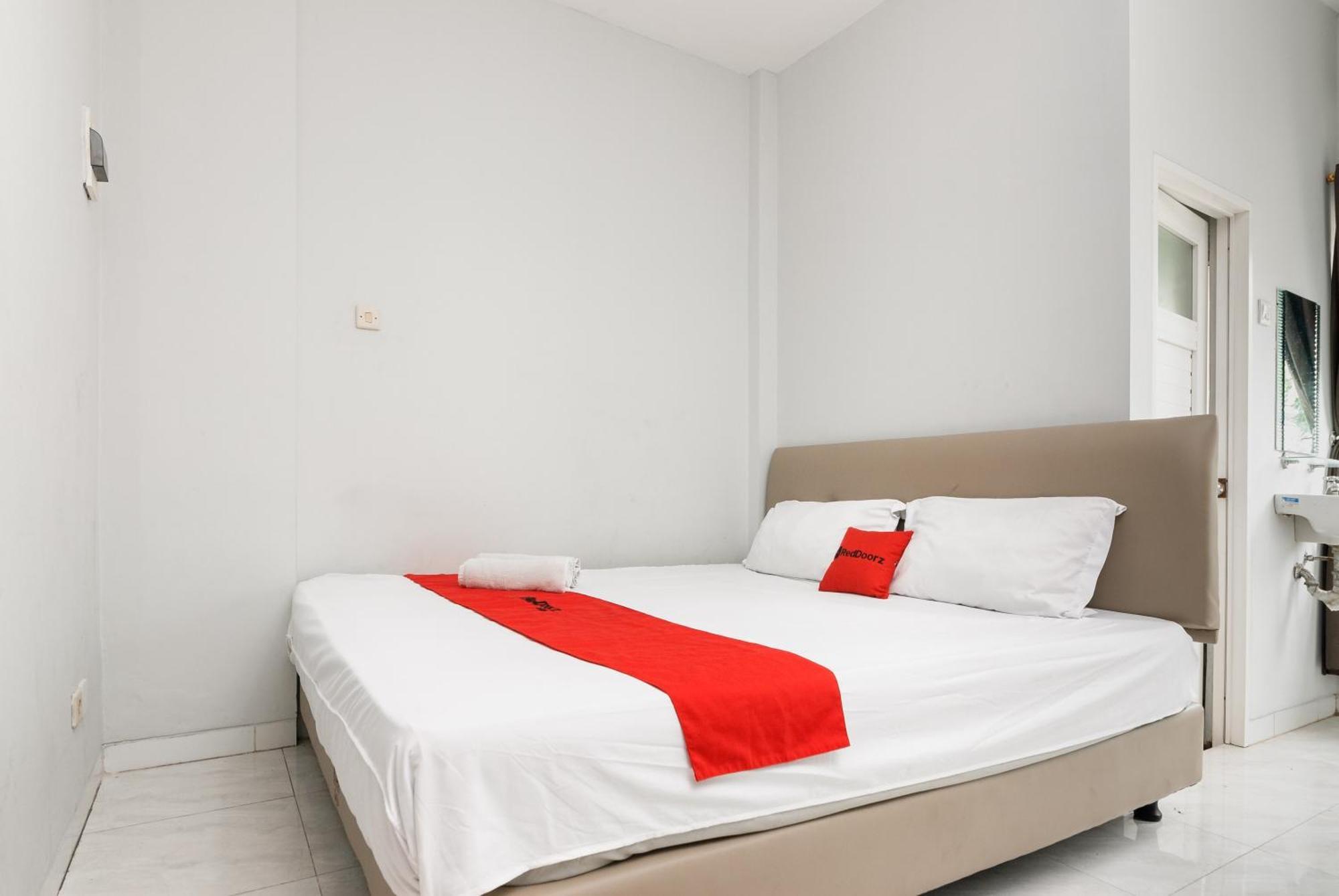 Reddoorz Near Mandaya Royal Hospital Puri Hotel Tangerang Kültér fotó