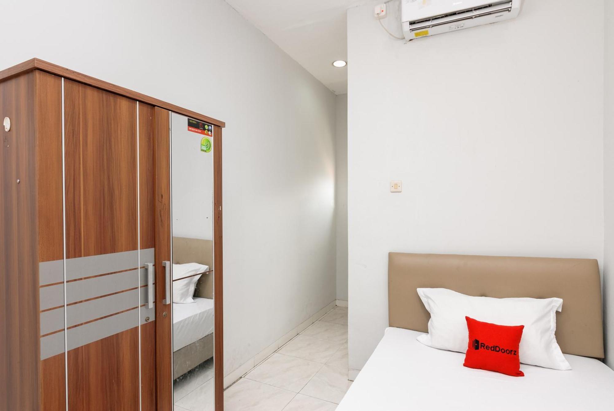 Reddoorz Near Mandaya Royal Hospital Puri Hotel Tangerang Kültér fotó