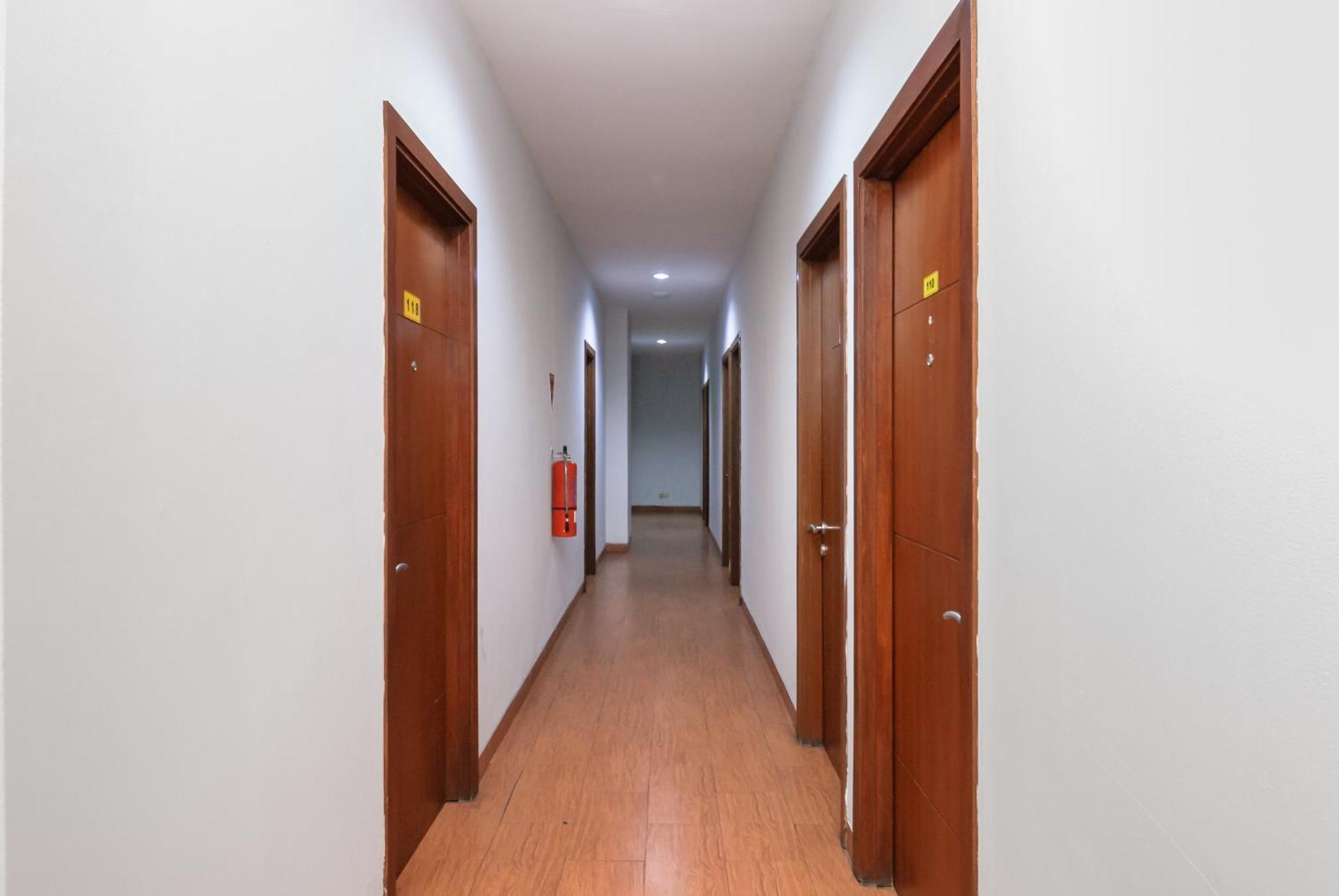 Reddoorz Near Mandaya Royal Hospital Puri Hotel Tangerang Kültér fotó