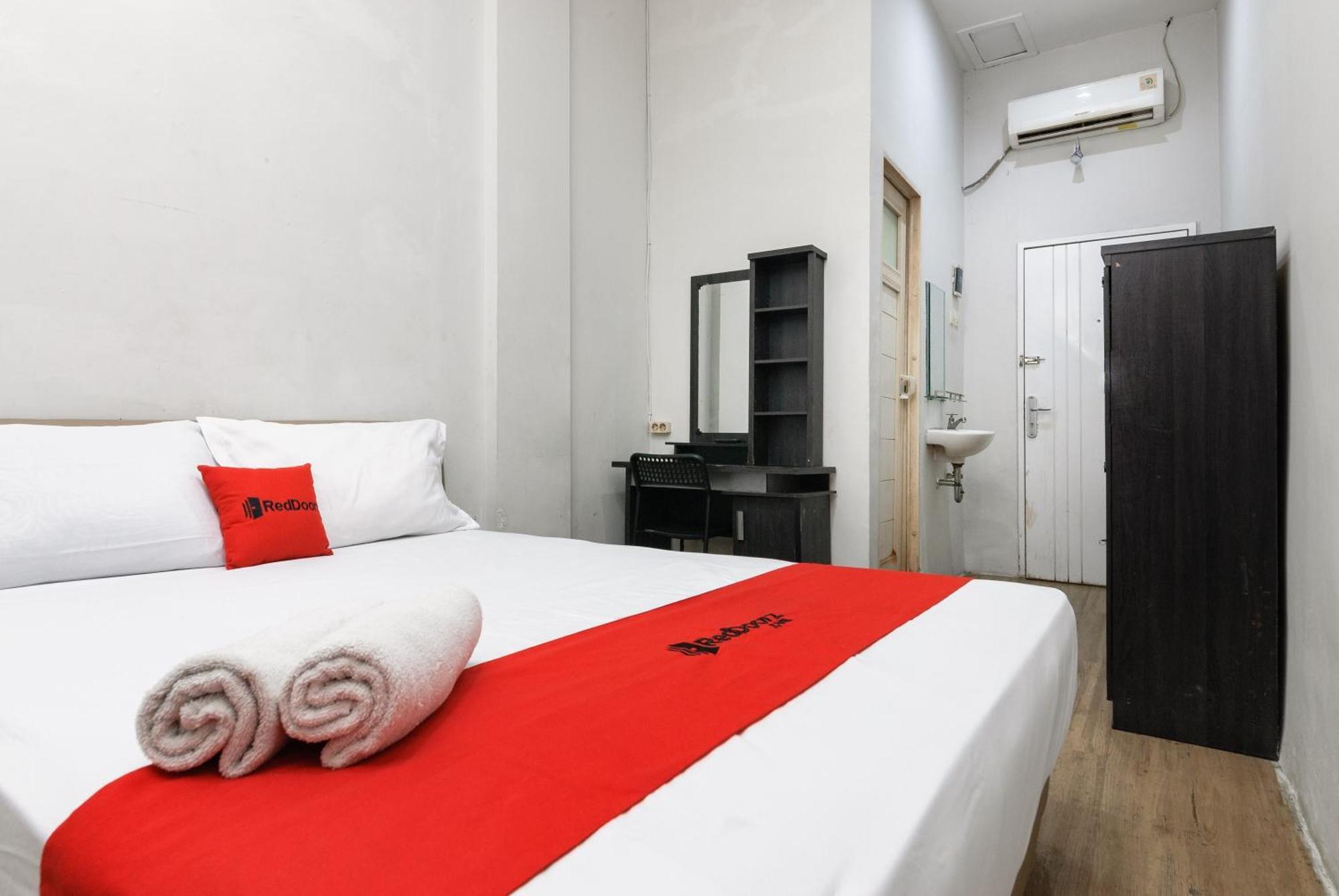 Reddoorz Near Mandaya Royal Hospital Puri Hotel Tangerang Kültér fotó